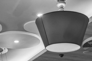 evde siyah ve beyaz büyük asılı lamba