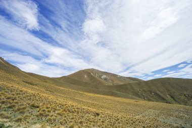 doğa manzara bahar Lindis geçişindeki tepe üzerinde çim