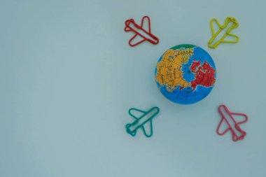 seyahat ve sevimli hava uçak ile dünya üzerinde dünya kavramı - seçici odak keşfetmek