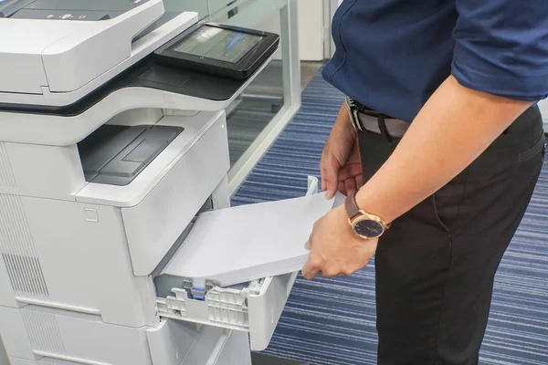 Fechar Empresário Azul Escuro Camisa Inserir Folha Papel Bandeja Impressora — Fotografia de Stock