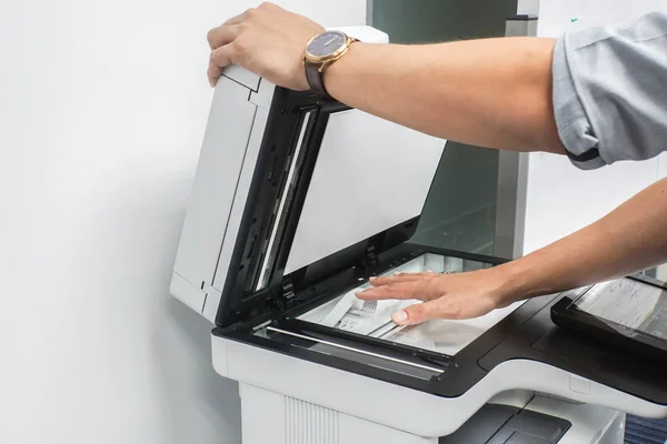 Cerrar Hombre Negocios Levantar Placa Impresora Oficina Preparación Escaneo — Foto de Stock