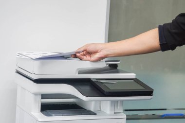 yakın yukarı adam ofis tarama ve kopyalama için yazıcıya kağıt koydu