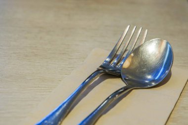 Paslanmaz çatal ve kaşık yemek masada akşam yemeği için ayarla kapatın