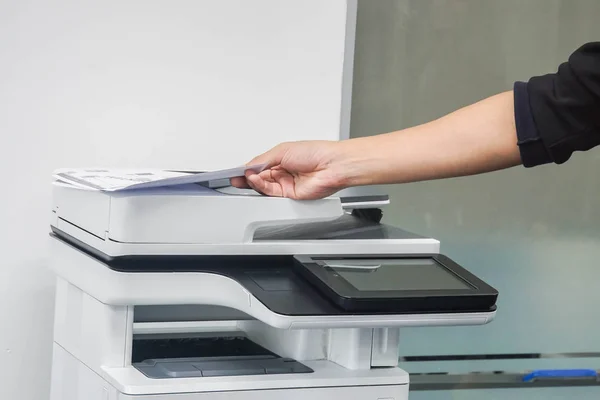 Nahaufnahme Mann Legte Papier Auf Drucker Zum Scannen Und Kopieren — Stockfoto