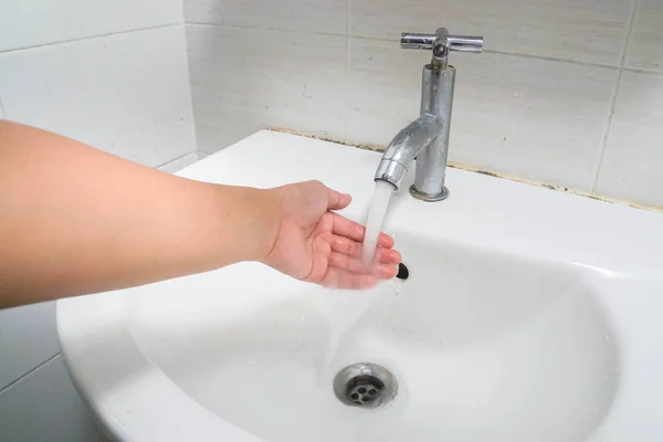 Yakın Yukarı Kadın Banyo Musluk Havzasında Onu Sol Elini Yıkayın — Stok fotoğraf