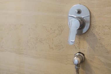 Otel banyo modern sıcak ve soğuk su musluk duş için yukarıya kapatmak