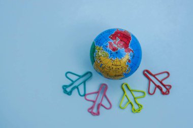 seçici odak seyahat tatil kavram - şirin uçak fly dünyanın her yerinde