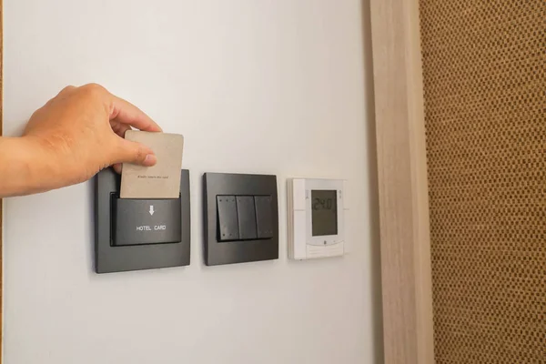 Fechar Colocar Cartão Chave Hotel Quarto Para Eletricidade Eletrodomésticos — Fotografia de Stock