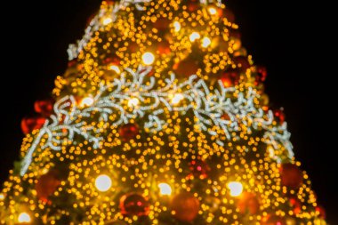 defocused ve bokeh yakın kadar parlak ve ışıma Noel ağacı gece glitter