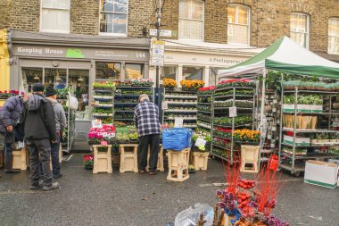 Londra / İngiltere'de - 12 Kasım 2017: insanlar Columbia'da Pazar çiçek market