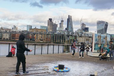 Londra İngiltere - baloncuklar çocuklar ve veliler Millennium Köprüsü ve St. Paul Katedrali Parkı ile 16 Kasım 2017 bir adam gösterisi