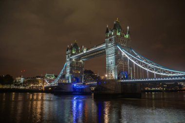 Londra / İngiltere'de - 18 Kasım 2017: Tower Bridge bulutlu gökyüzü aydınlatma ile gece