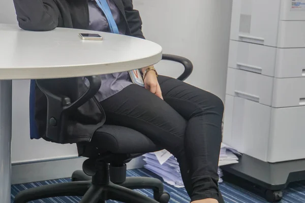 穿着黑色长裤的女商人坐在会议室的椅子上 — 图库照片