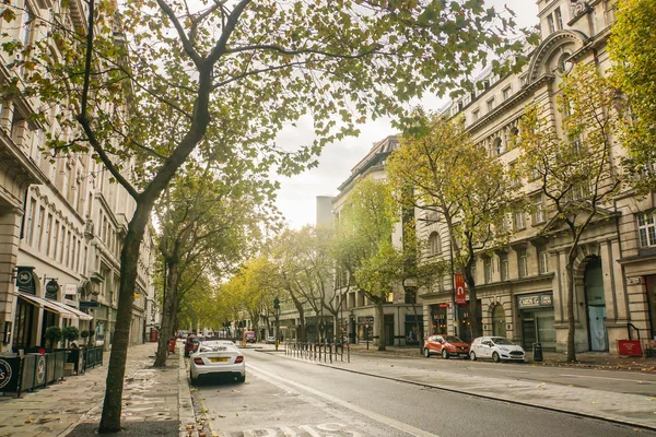 Londra / İngiltere'de - 12 Kasım 2017: Londra cityscape ve sokak sonbahar sezonu