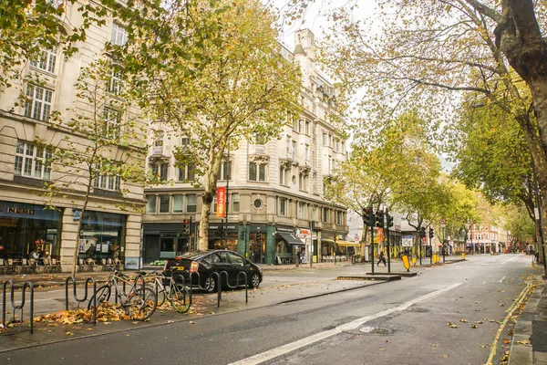 Londra / İngiltere'de - 22 Kasım 2017: beton yol boyunca vintage Bina mimari Londra City Güz