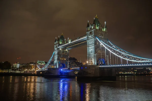 Londra / İngiltere'de - 18 Kasım 2017: Tower Bridge bulutlu gökyüzü aydınlatma ile gece