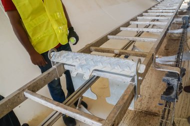 teknik mühendis yakından incelemek Alüminyum merdivenler, Rüzgar Türbin Kulesi iç parçası üzerinde beyaz pas