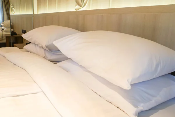 Крупним Планом Зручні Білі Подушки Матраці Розкішній Спальні Готелю — стокове фото