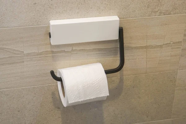 Seidenpapierrolle Hängt Hause Der Toilettenwand — Stockfoto
