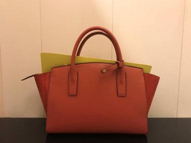 şık kadın deri çanta işletme belgesi ve toplantı için içindeki dosyaları kapatın