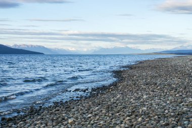 mavi göl yanında günbatımı Yeni Zelanda taş beach