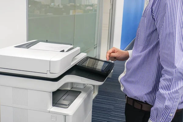 Menutup Karyawan Bekerja Dengan Printer Multifungsi Untuk Memindai Dan Menyalin — Stok Foto