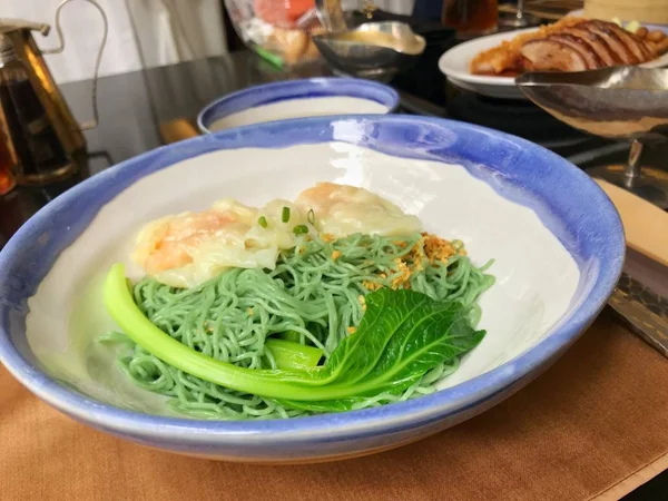 中国卵昼食のためのボウルの上にエビ団子と緑ほうれん草麺 — ストック写真