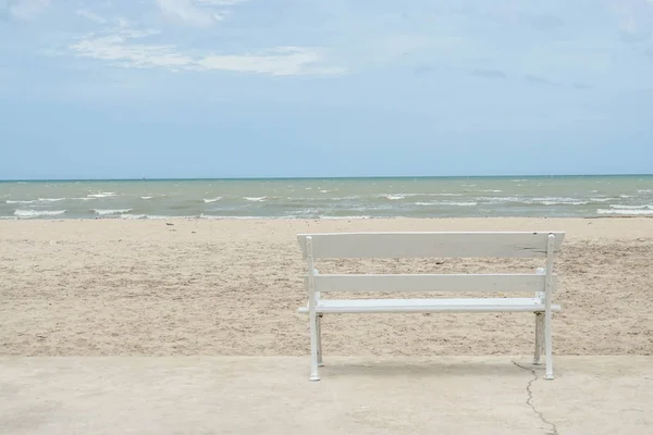 Белая Деревянная Скамейка Пляже Отдыха — стоковое фото