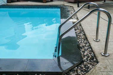 Paslanmaz tutamacı giriş havuzuna erişim için yakın