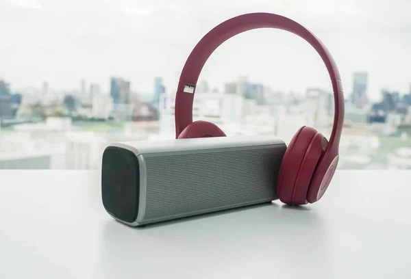 Schattig Roze Draadloze Hoofdtelefoon Met Bluetooth Speaker Aangesloten — Stockfoto