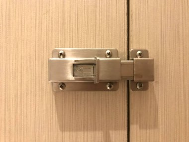 Paslanmaz kapı cıvata ahşap tuvalet kapısında