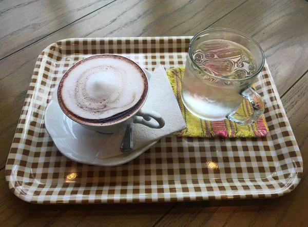 Ovanifrån Varm Choklad Kopp Med Mjölkskum Toppen Och Ett Glas — Stockfoto