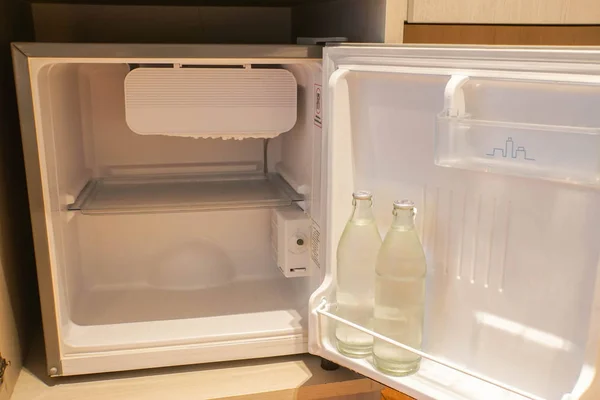 Dentro Mini Nevera Dormitorio Del Hotel Con Botella Agua Dulce — Foto de Stock