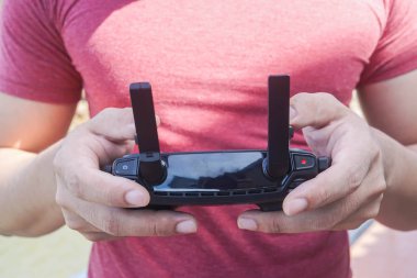 yakın dostum kadar uzaktan kumanda dronun oynamak için ve fotoğraf çekmek