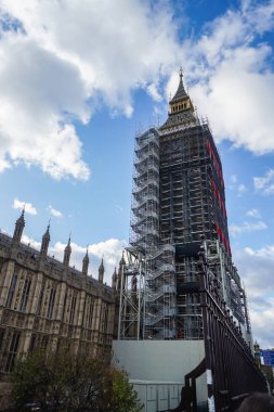Londra / İngiltere - 20 Kasım 2017: Big Ben saat kulesi yenileme altında yakın