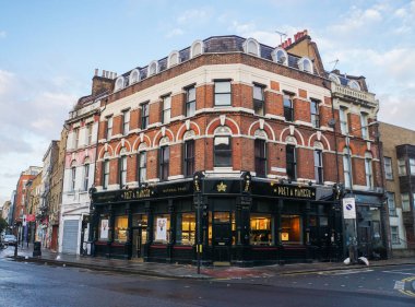 İngiltere - 18 Kasım 2017: Londra'da insanlar için organik gıda ile bina Pret A Manger vintage