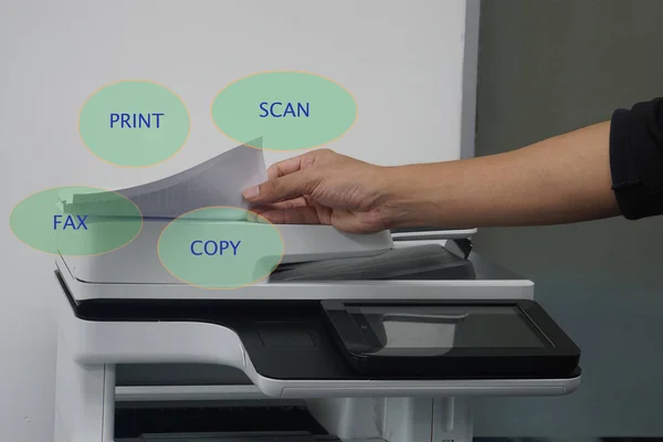 Uomo Ravvicinato Con Carta Stampante Multifunzione Stampare Scansionare Copiare Fax — Foto Stock