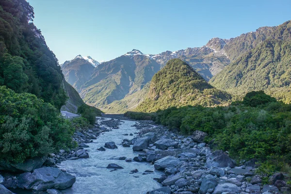 Río Largo Colina Verde Día Soleado — Foto de Stock