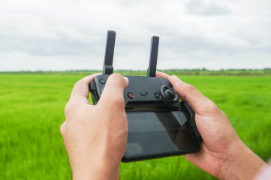 adam oyun dron tarafından uzaktan kumanda joystick ile smartphone yeşil pirinç alan vasıl kapatmak