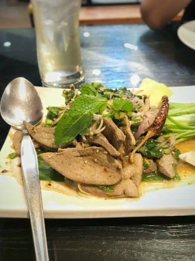 Tay Kuzey restoranda domuz karaciğer baharatlı salata kadar kapatın