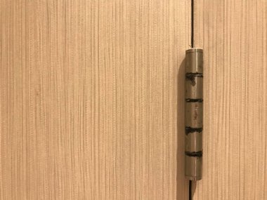 eski ahşap kapı menteşe kadar kapatın