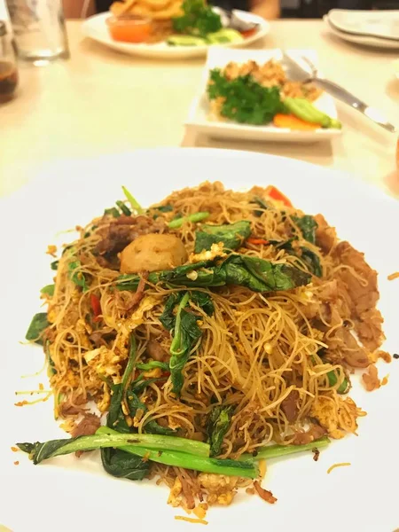 Cerrar Fideos Fritos Con Verduras Plato Blanco Hora Comer —  Fotos de Stock