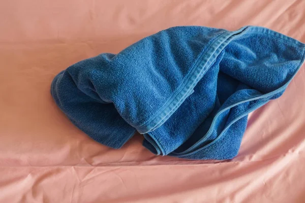 Serviette Bleue Désordonnée Sur Matelas Dans Chambre — Photo