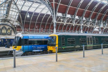 Londra / İngiltere'de - 13 Kasım 2017: yolcu taşımacılığı için Paddington Tren İstasyonu, Heathrow Express umacı