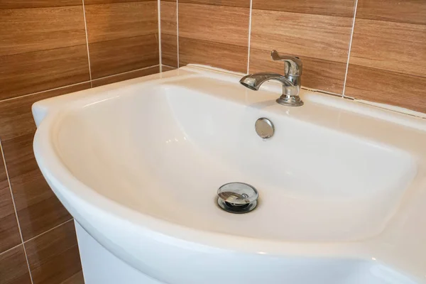 Weißes Keramik Waschbecken Für Gesicht Und Hand Badezimmer — Stockfoto