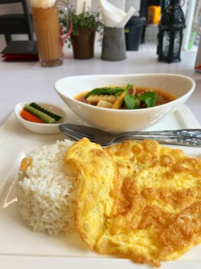 Yasemin yakın omlet sıcak kırmızı biber işkembe çorbası ile beyaz plaka üstüne pilav