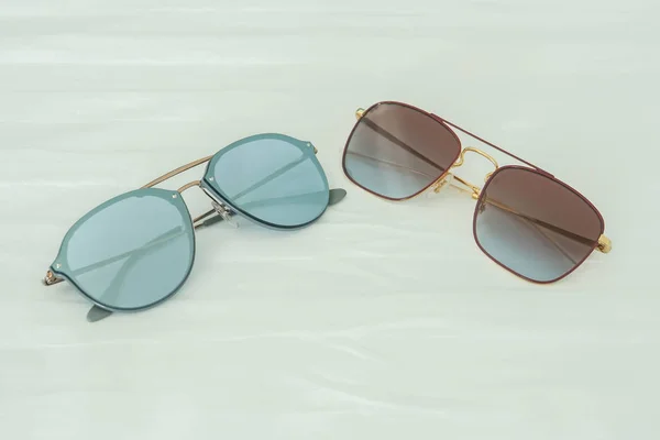 Moderne Frauen Sonnenbrille Blau Und Dunkelrosa Für Outdoor Aktivitäten Urlaub — Stockfoto