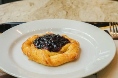 yaban mersini yakın kahvaltı için beyaz seramik plaka üzerinde Danimarka