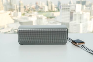 smartwatch ile izole taşınabilir kablosuz hoparlör