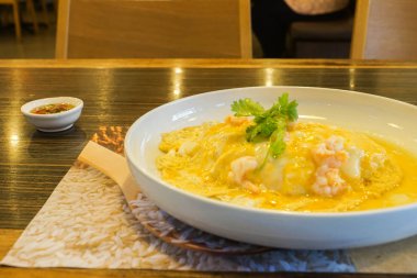 lezzetli Yasemin pirinç lapası yumurta ve karides ile üst öğle yemeği için